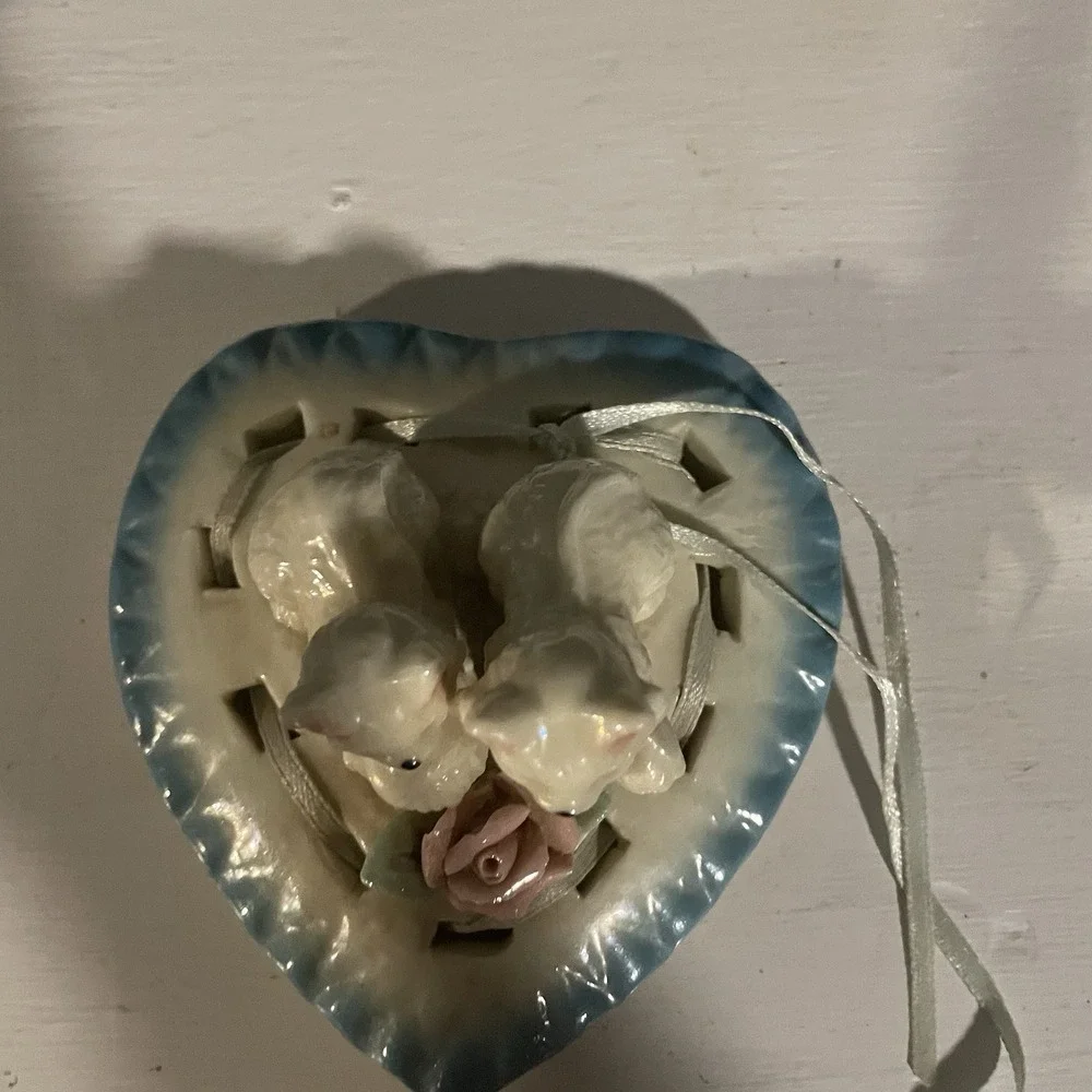 Vintage Heart Shaped Kitty Cats Playing with Yarn Ceramic Trinket Box Lid No Box